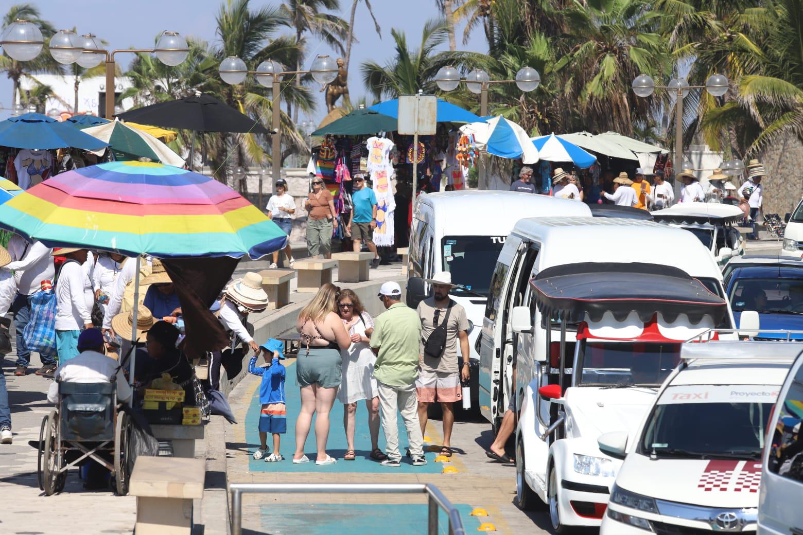 $!Por segundo día, llegan dos cruceros turísticos a Mazatlán, con 6 mil 478 pasajeros