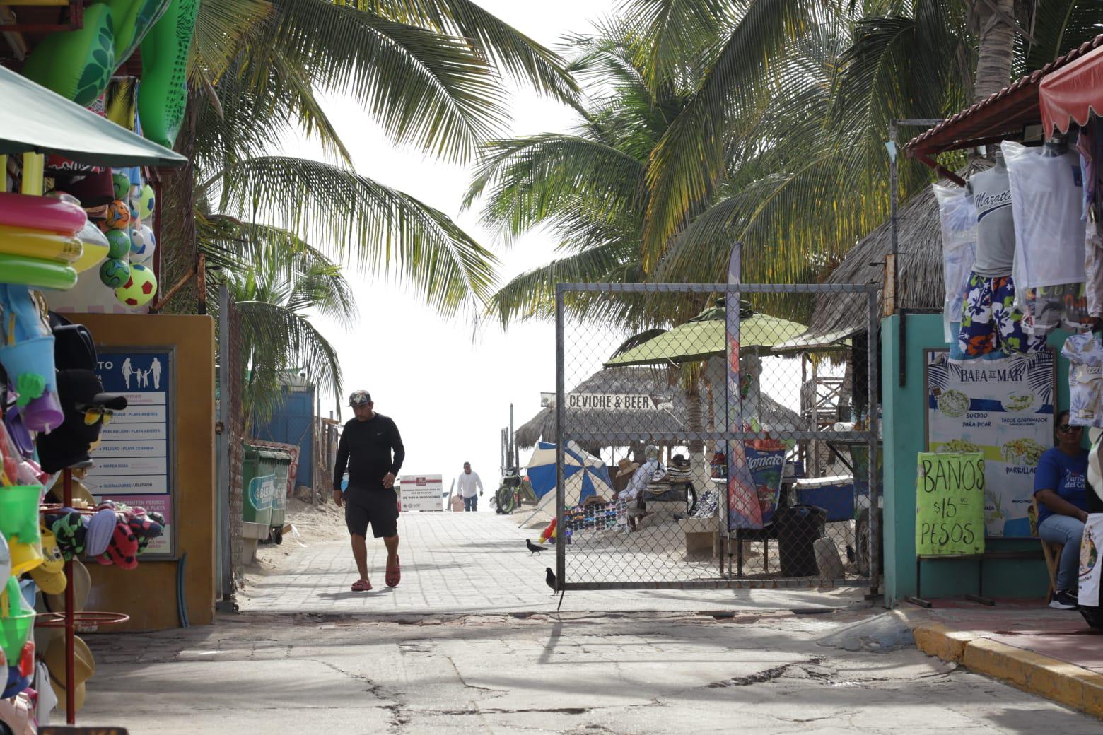 $!Se mantiene abierto acceso a playa El Camarón, pero bañistas piden estar alertas