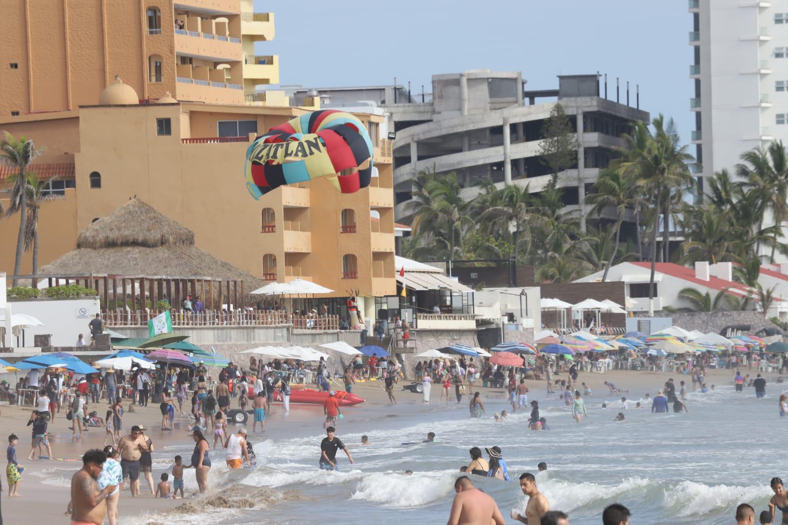 $!Reportan playas de Mazatlán buena afluencia de bañistas y mar tranquilo durante el domingo