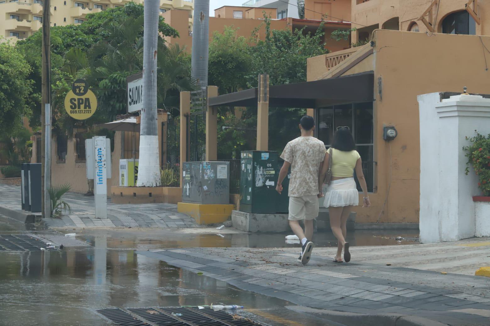 $!Turistas salen a disfrutar de Mazatlán después de las fuertes lluvias