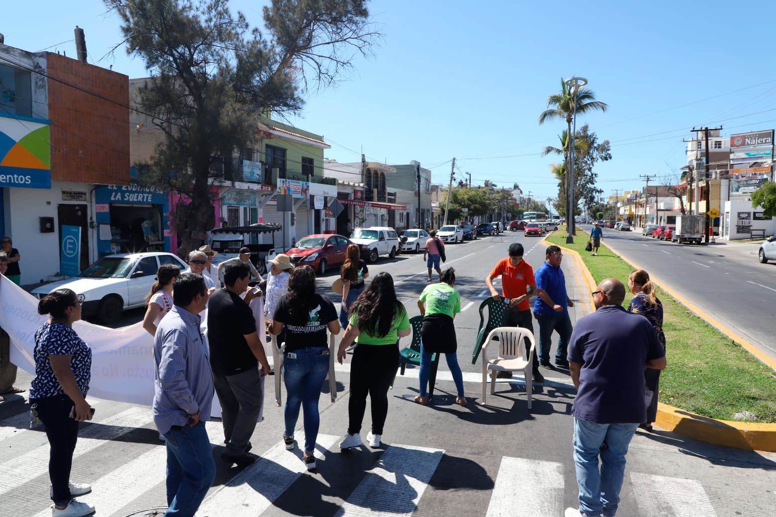 $!Protestan comerciantes contra carril preferencial en Mazatlán; bloquean avenidas