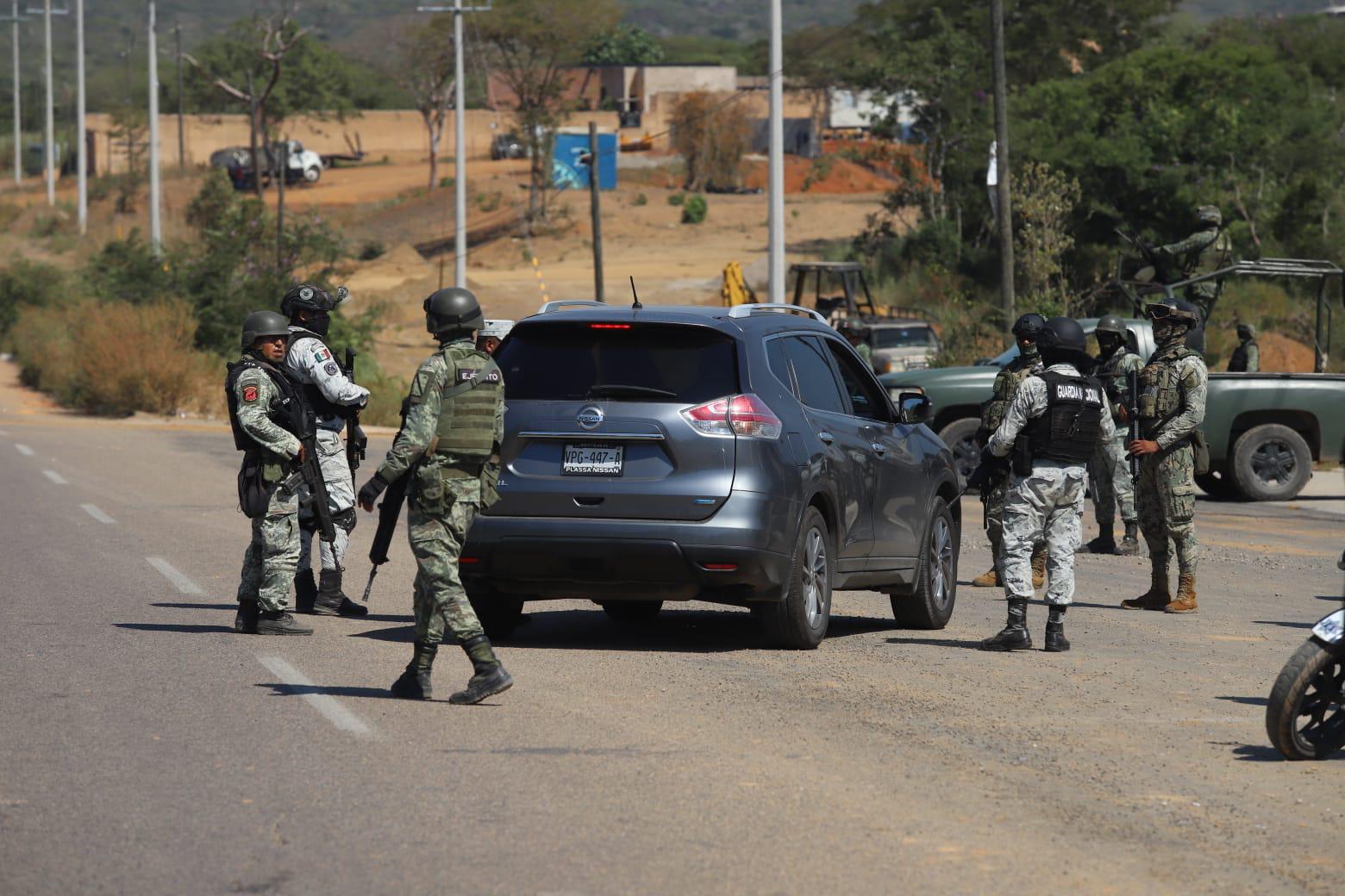 $!Implementan Fuerzas Armadas y policiales punto de revisión en área de Cerritos, en Mazatlán