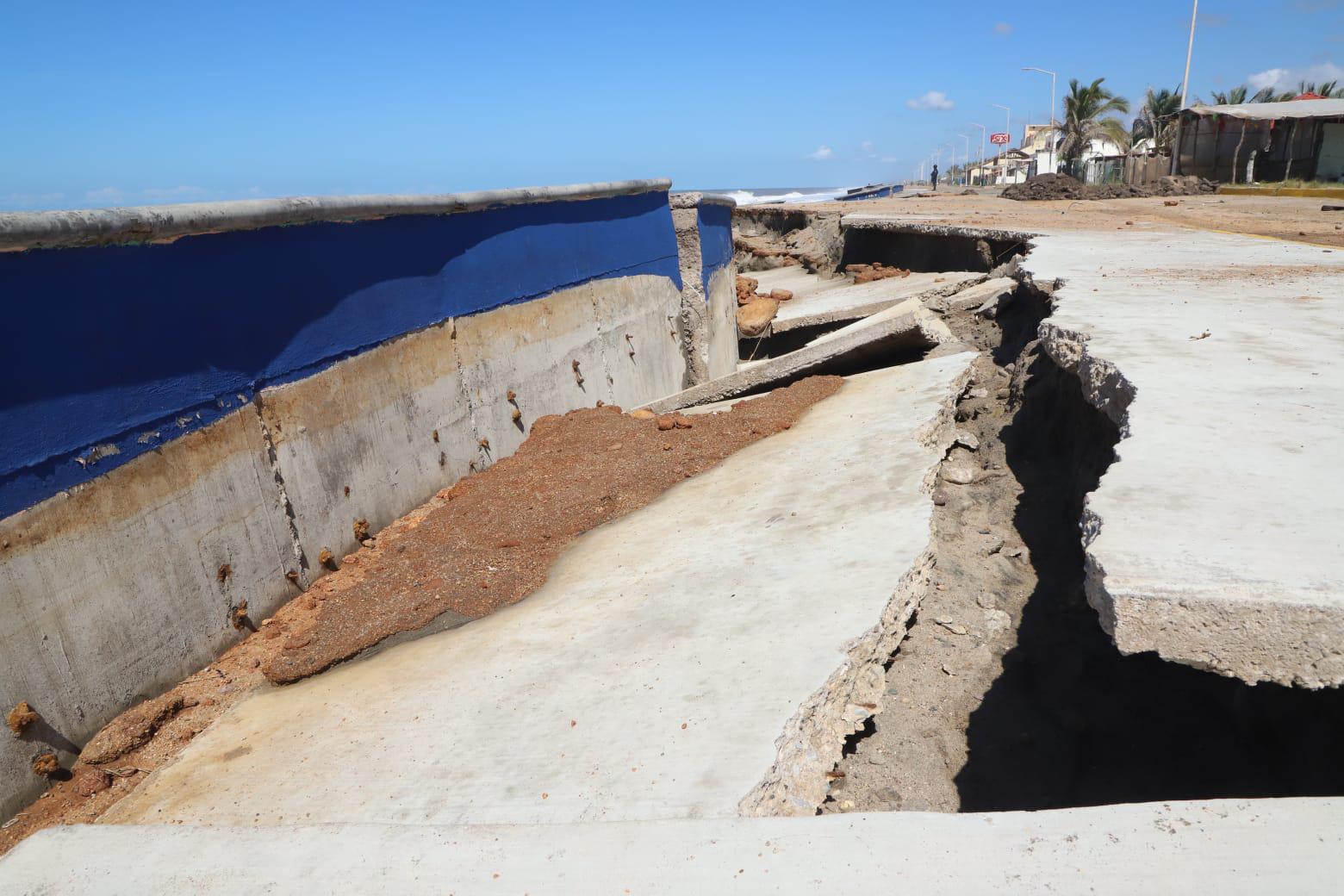 $!Restringen paso a Playa Ceuta, en Elota, debido a los daños al malecón por oleaje de ‘Kay’