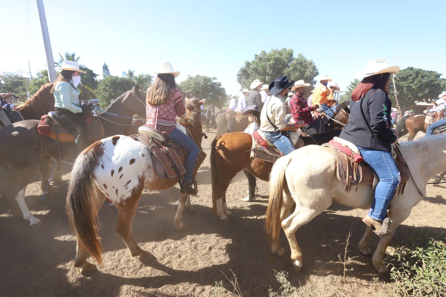 $!Celebran en Mazatlán la Gran Cabalgata de la familia Escobar