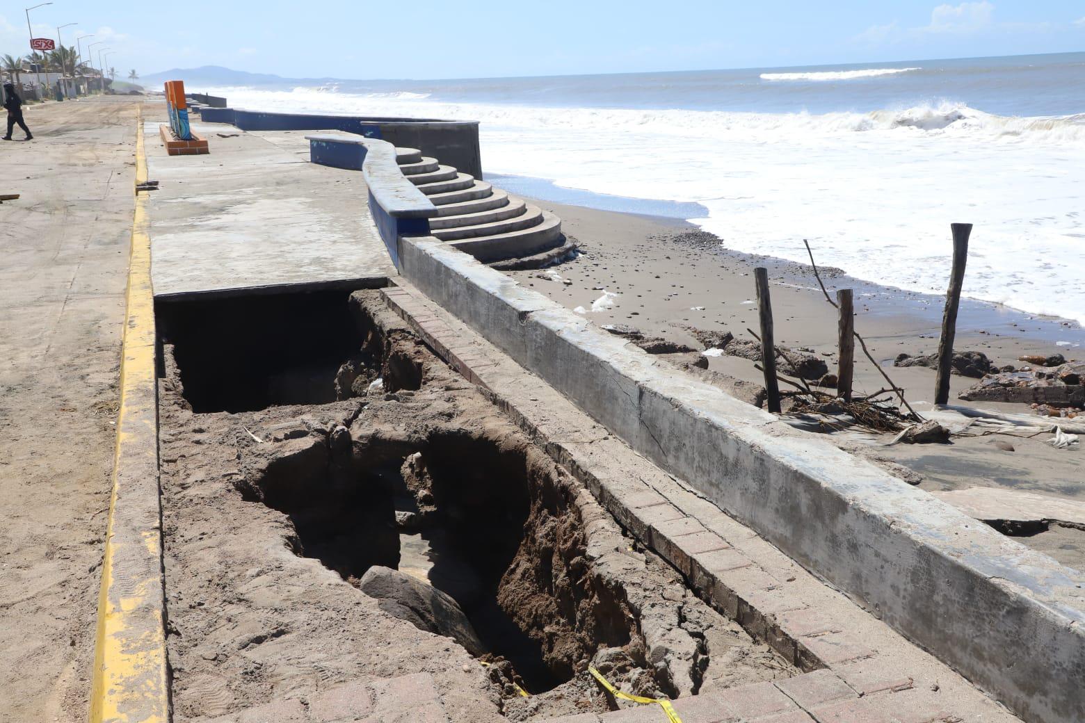 $!Restringen paso a Playa Ceuta, en Elota, debido a los daños al malecón por oleaje de ‘Kay’