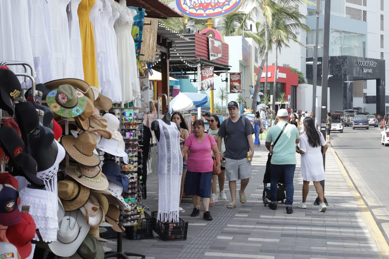 $!Turistas disfrutan de los atractivos en Mazatlán y aprovechan el fin de semana largo