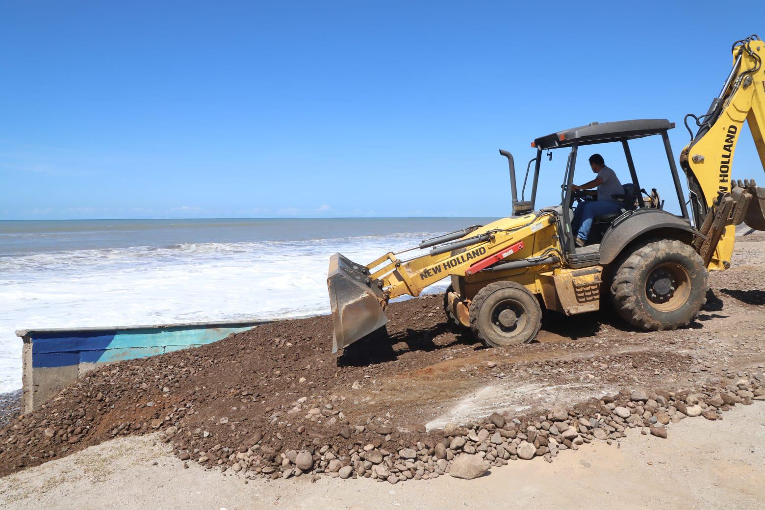 $!Restringen paso a Playa Ceuta, en Elota, debido a los daños al malecón por oleaje de ‘Kay’