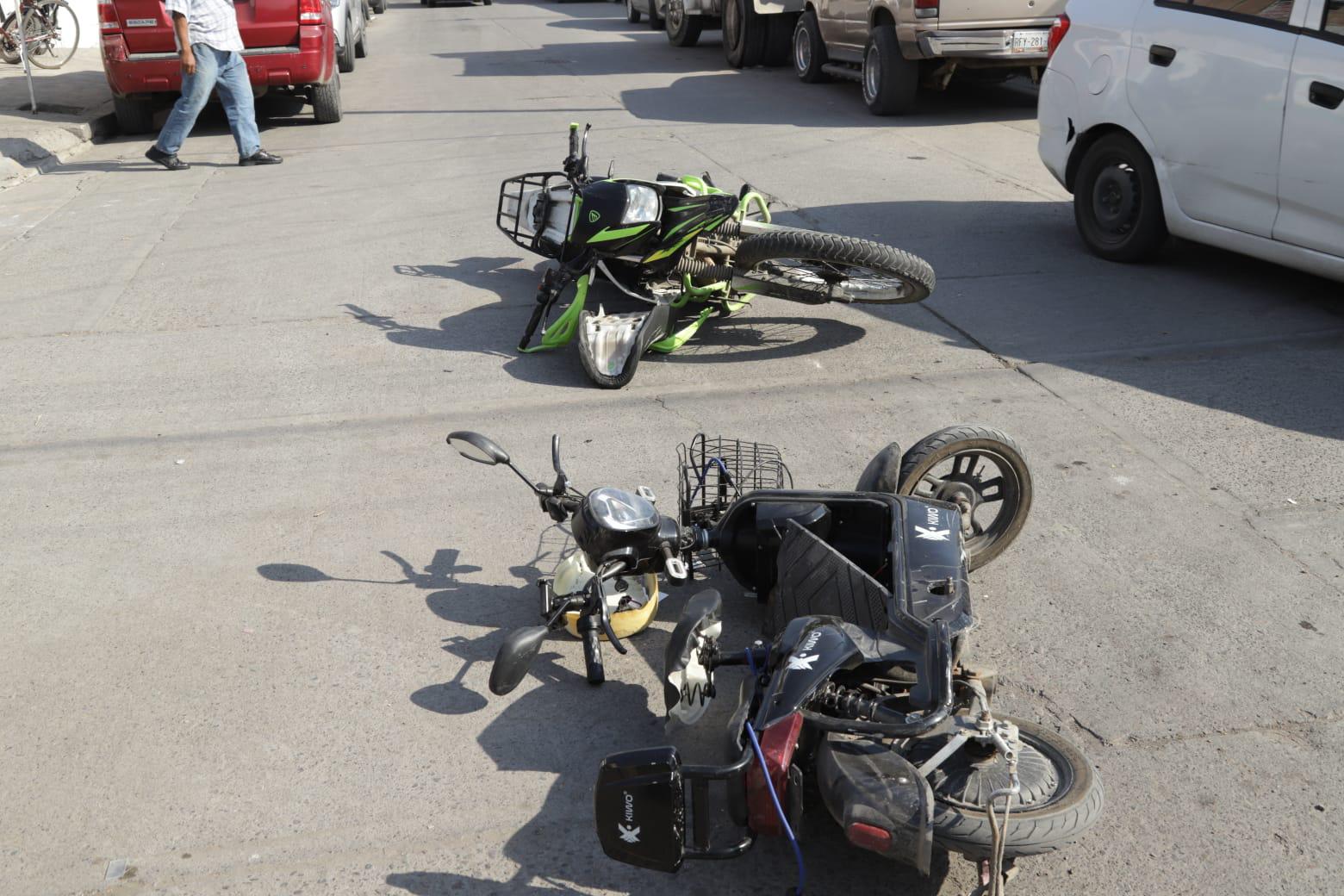 $!Choque entre scooter y motocicleta deja 3 lesionados en Mazatlán