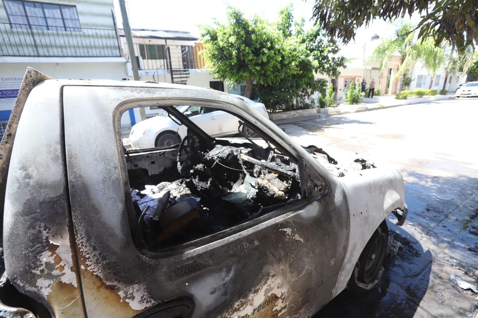 $!Incendio de camioneta moviliza a cuerpos de emergencia en Mazatlán