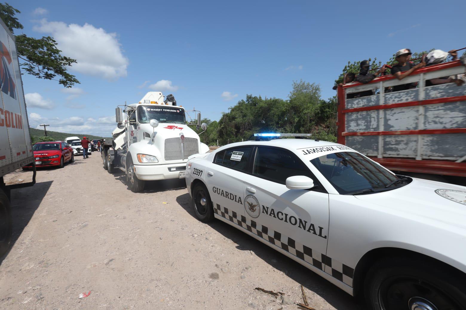 $!Carambola deja 5 vehículos dañados en la carretera México 15 en Aguaje de Costilla