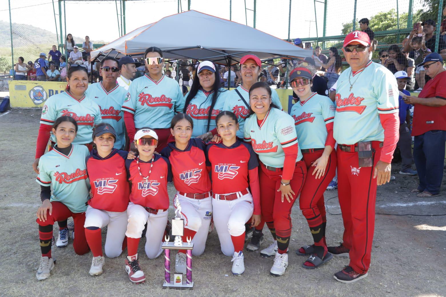 $!Rinden múltiples homenajes en Liga de Beisbol del Chololos