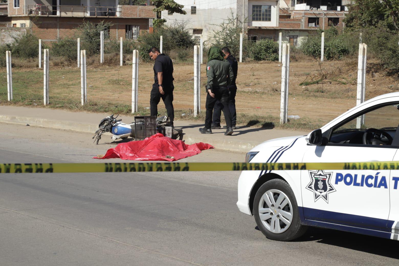 $!Motociclista muere arrollado por camión urbano en Mazatlán