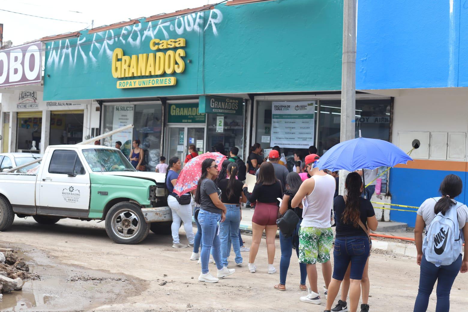 $!Inicia con afluencia moderada el canje de uniformes y útiles escolares gratuitos en la colonia Juárez, en Mazatlán