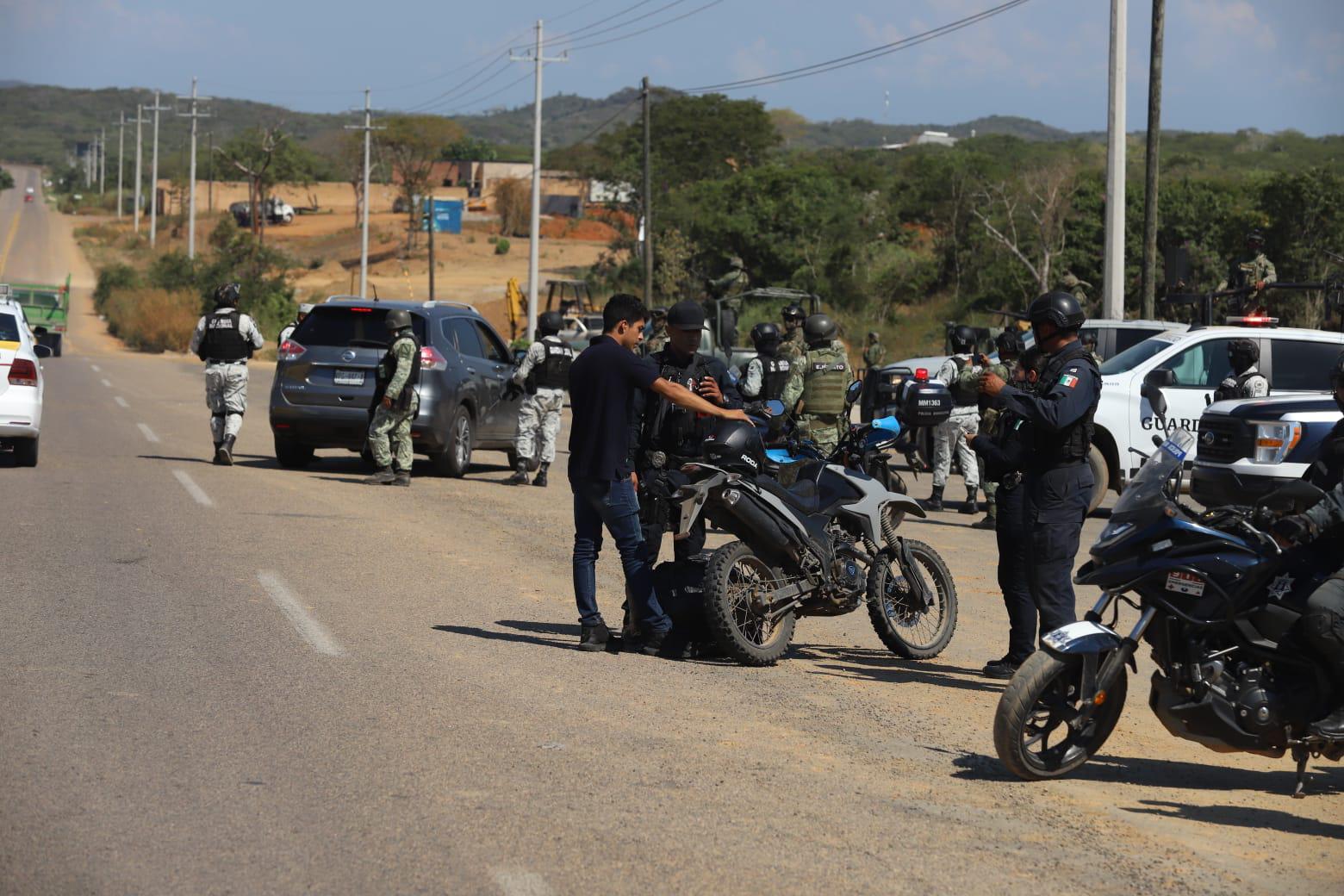 $!Implementan Fuerzas Armadas y policiales punto de revisión en área de Cerritos, en Mazatlán