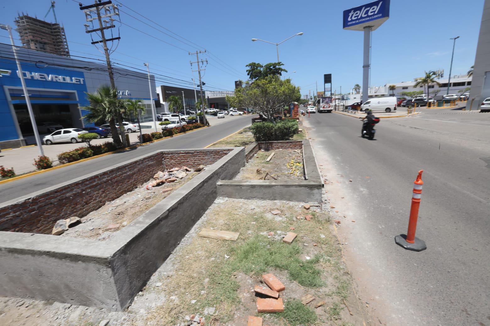 $!Invierten $1.2 millones en jardineras exprés en camellón en la zona inundable de la Avenida Reforma