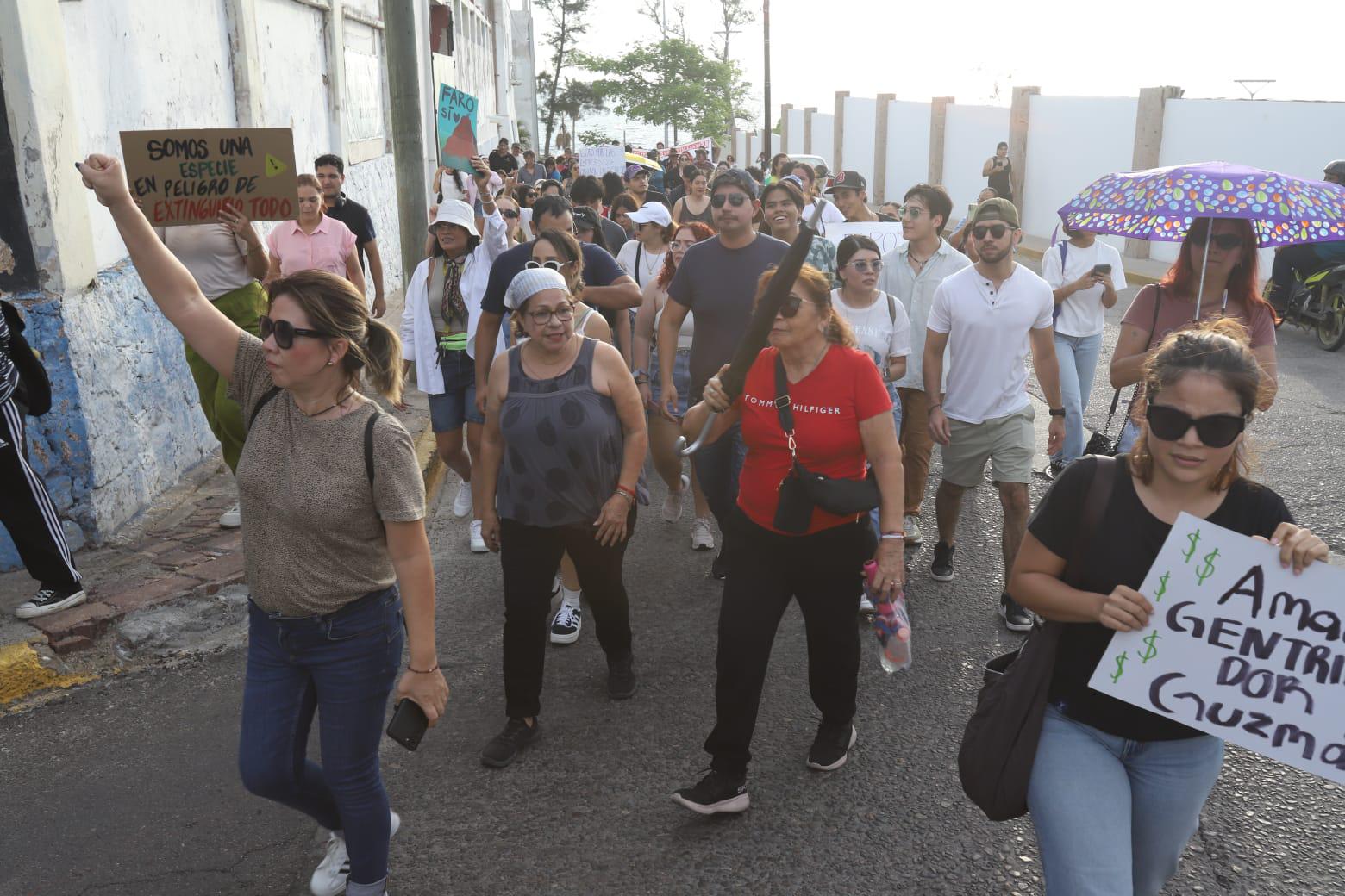 $!Acuden mazatlecos a Olas Altas para defender al Faro