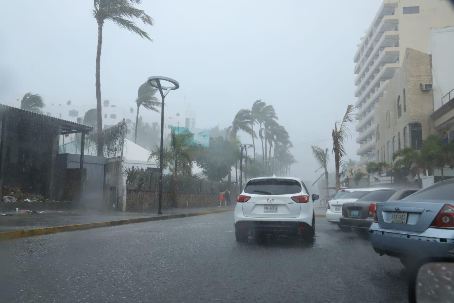 $!Fuertes inundaciones provocan caos vial y cierre de avenidas en Mazatlán