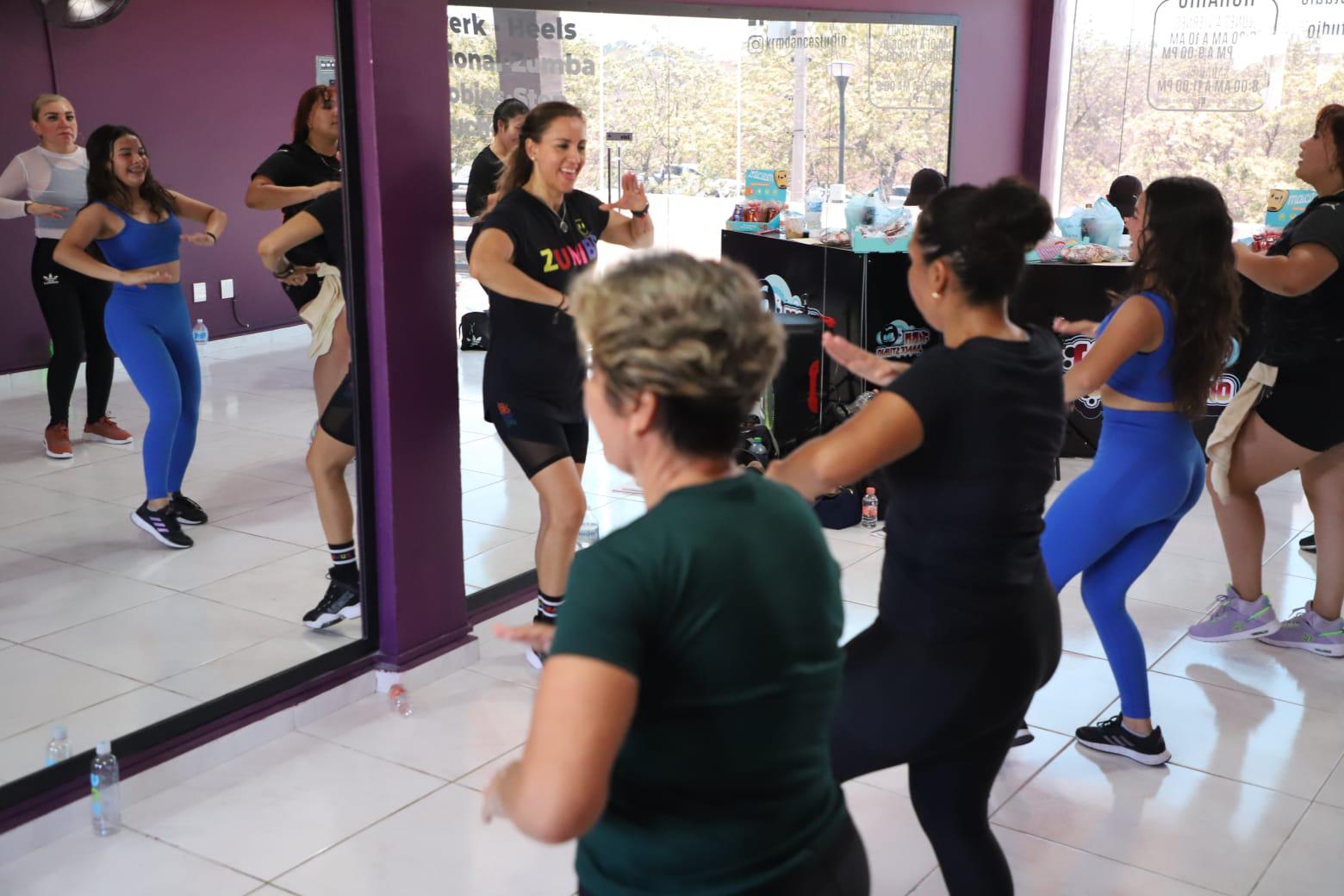 $!Instructores mazatlecos se certifican con Eliza Stone