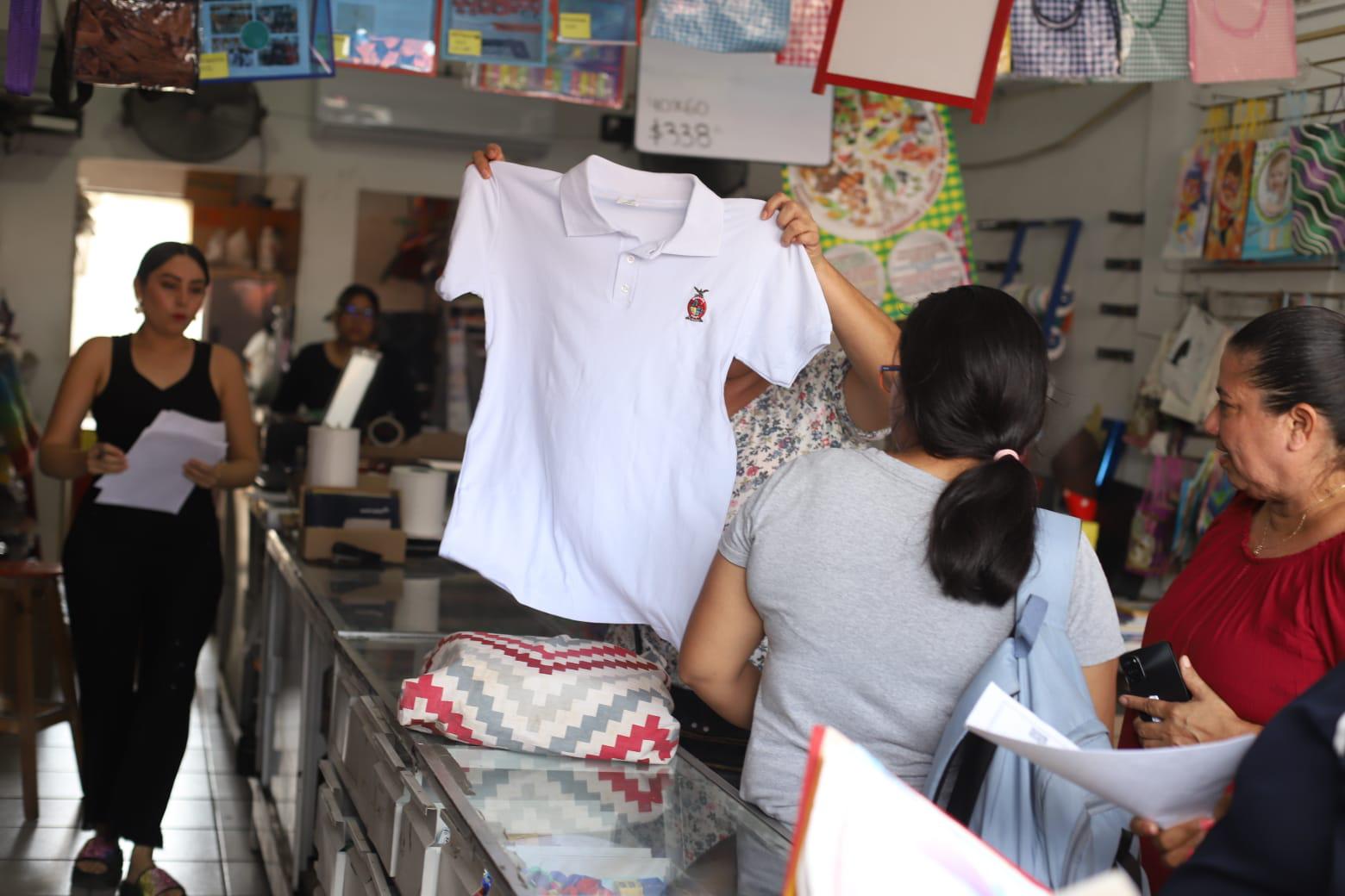 $!Inicia con afluencia moderada el canje de uniformes y útiles escolares gratuitos en la colonia Juárez, en Mazatlán