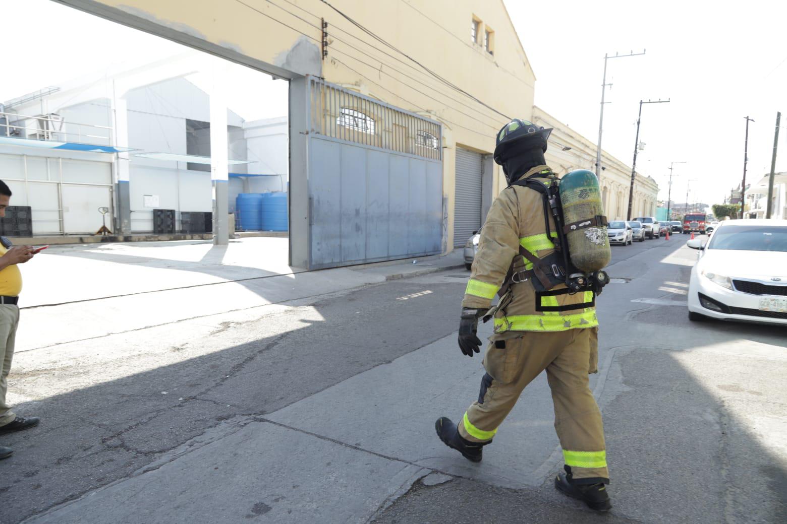 $!Fuga de amoníaco en fábrica de hielo intoxica personal de una pastelería en Mazatlán