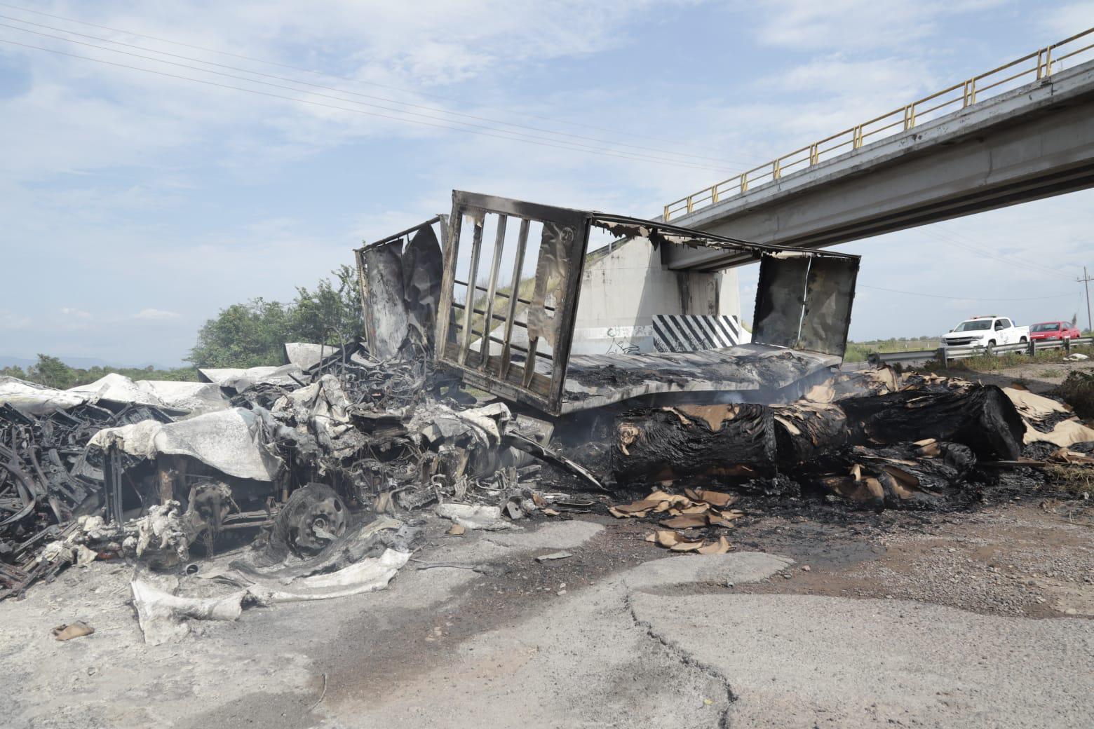 $!Hallan a 5 hombres sin vida cerca de bloqueo en la Mazatlán-Culiacán; liberan carril al sur