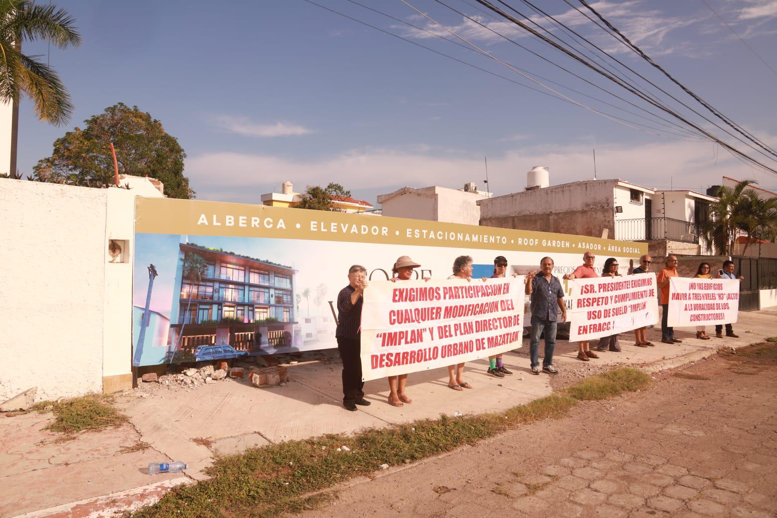 $!Colonos de Lomas de Mazatlán protestan contra obra de construcción