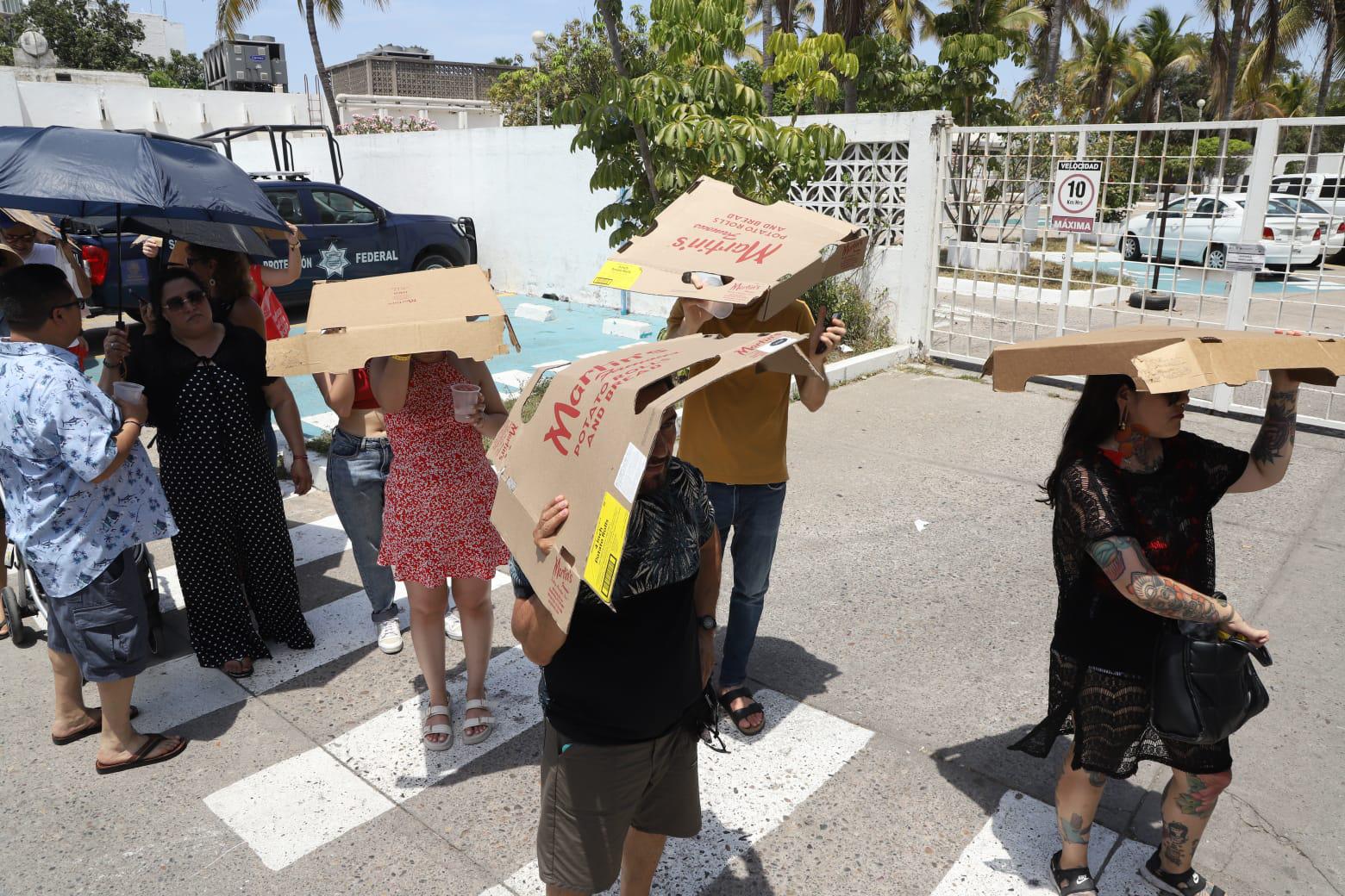 $!Soportan bajo el sol turno para votar en la casilla especial de Conapesca