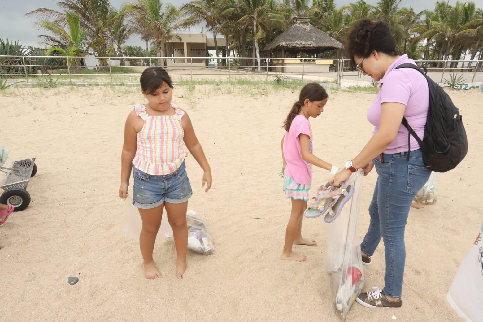 $!Niños y MazConciencia realizan limpieza en playa de Mazatlán