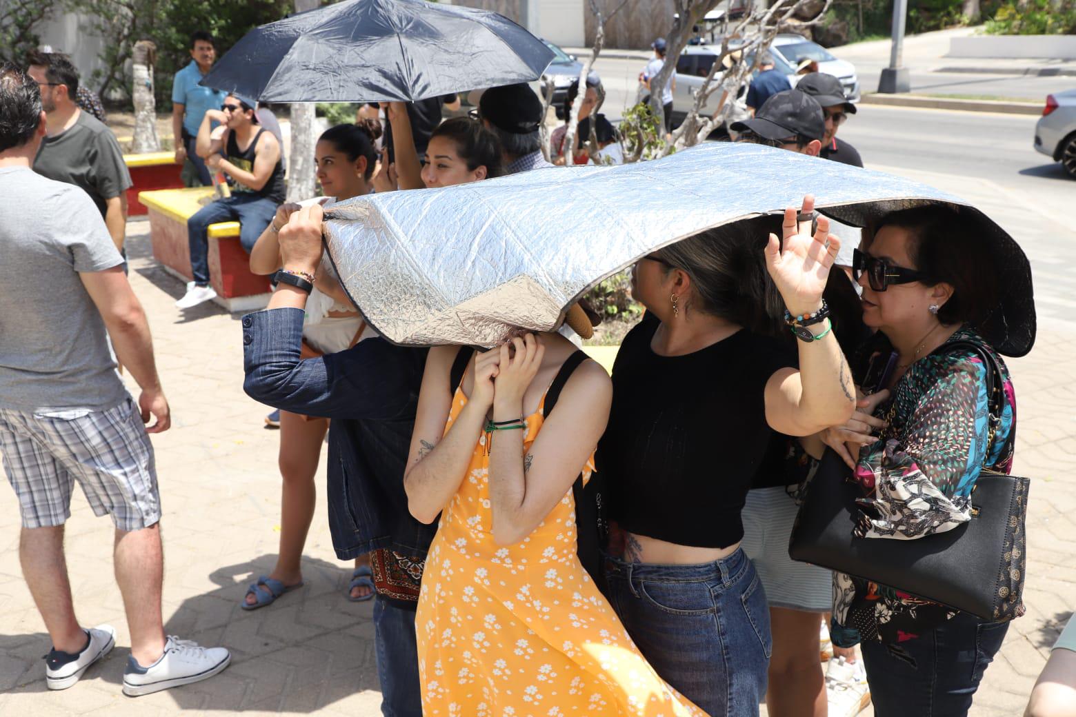 $!Soportan bajo el sol turno para votar en la casilla especial de Conapesca