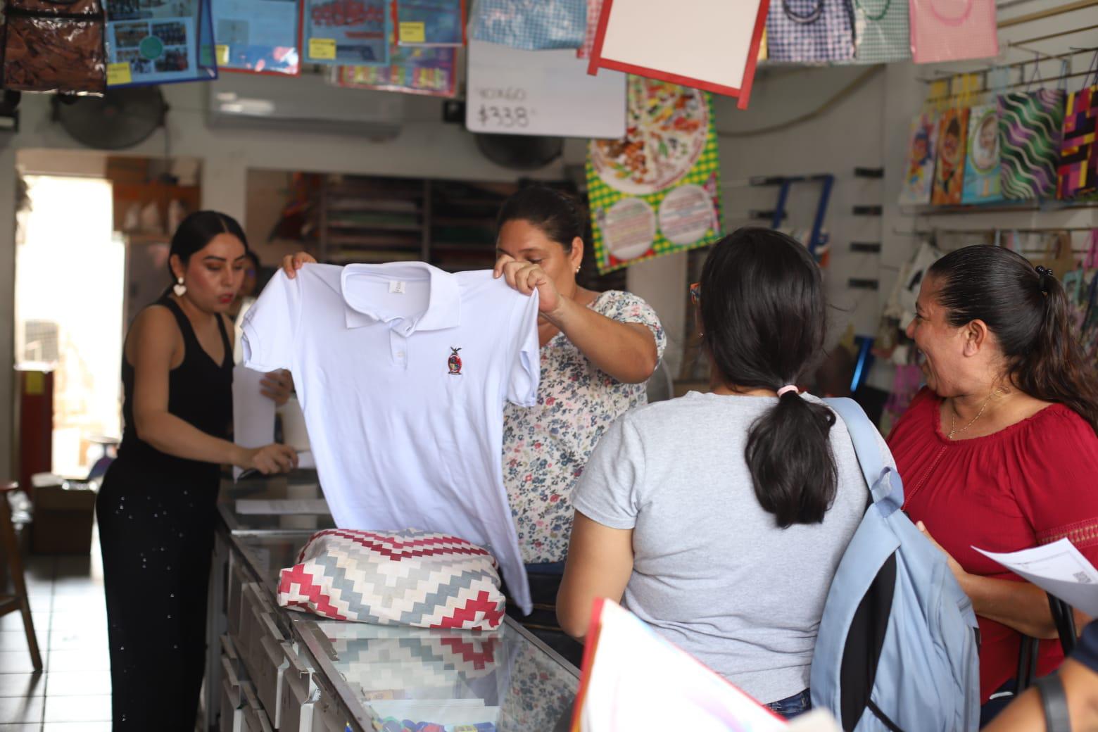 $!Inicia con afluencia moderada el canje de uniformes y útiles escolares gratuitos en la colonia Juárez, en Mazatlán