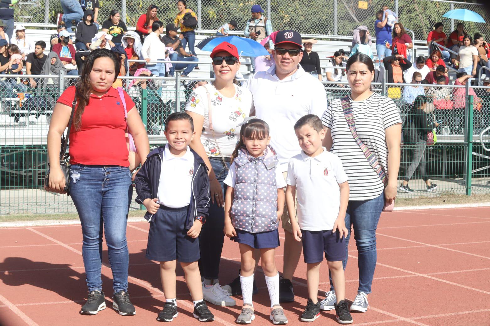 $!Teresa Lizárraga, Carolina Brambila, Leonardo, Jhonatan Gómez, Monserrat Medina, Héctor Castro y Deyra Muñoz.