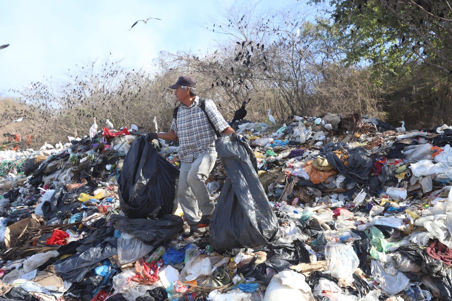 $!Está controlada la extinción de fuego en el basurón, pero aún hay fumarolas, informa PC