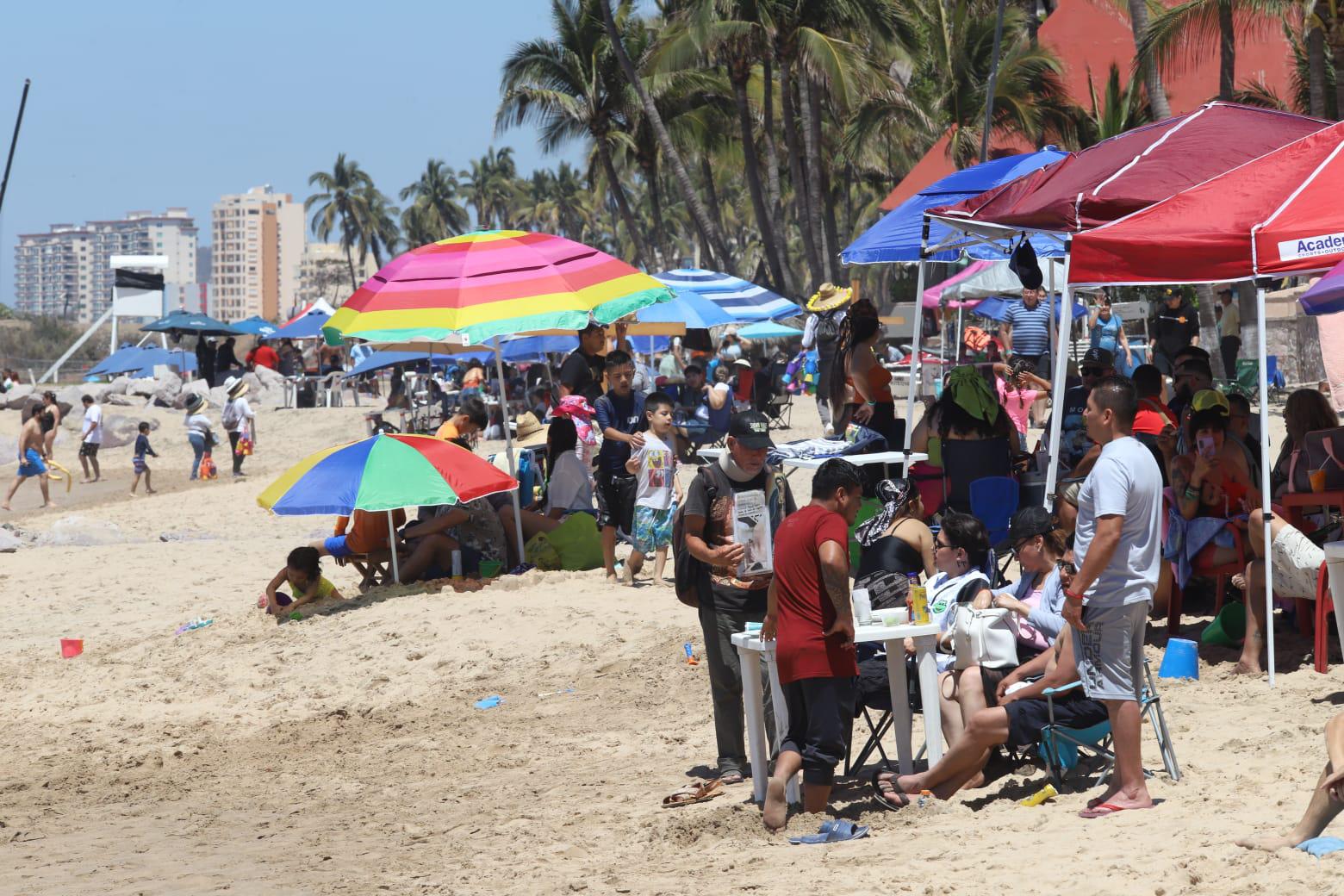 $!Esperan este Viernes Santo entre 80 mil y 100 mil bañistas en las playas de Mazatlán