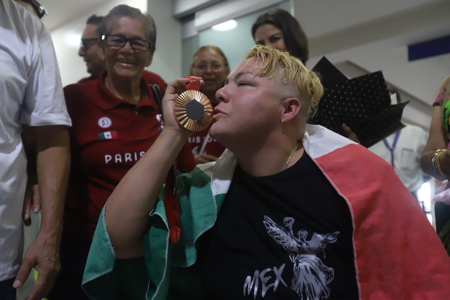 $!Entre música y mucho calor humano arribó al puerto la multimedallista Rosa María Guerrero