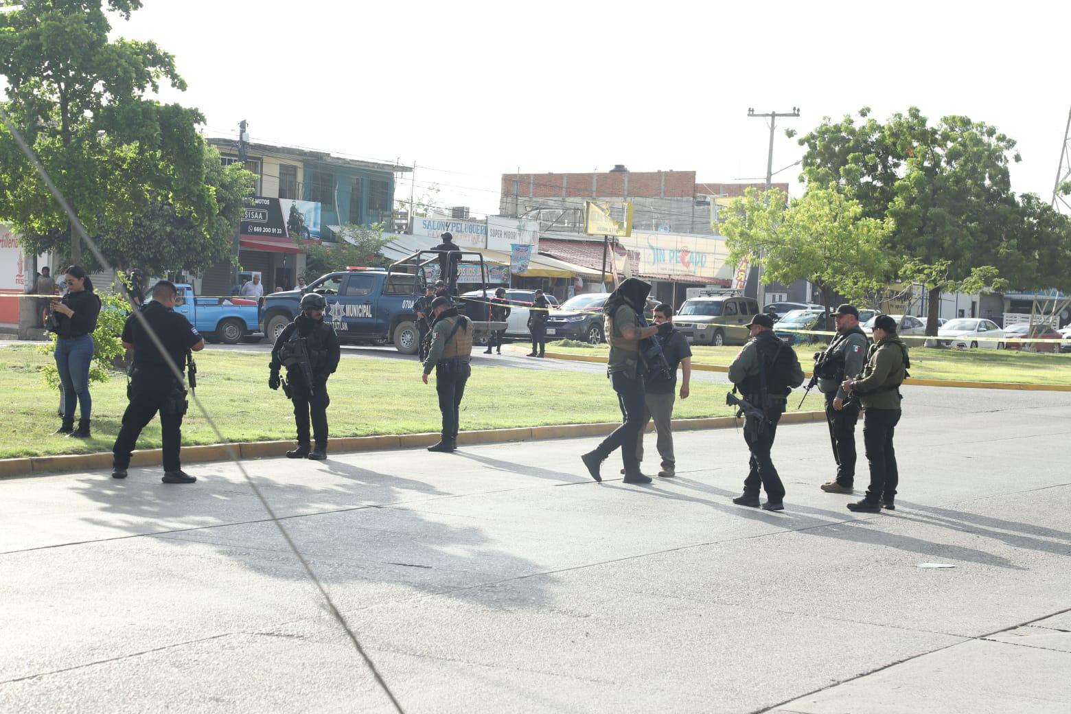 $!Asesinan a balazos a policía municipal cuando conducía en una camioneta en Mazatlán