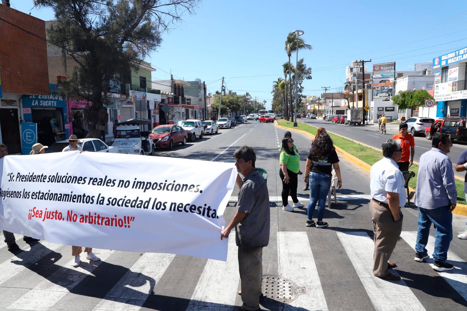 $!Protestan comerciantes contra carril preferencial en Mazatlán; bloquean avenidas