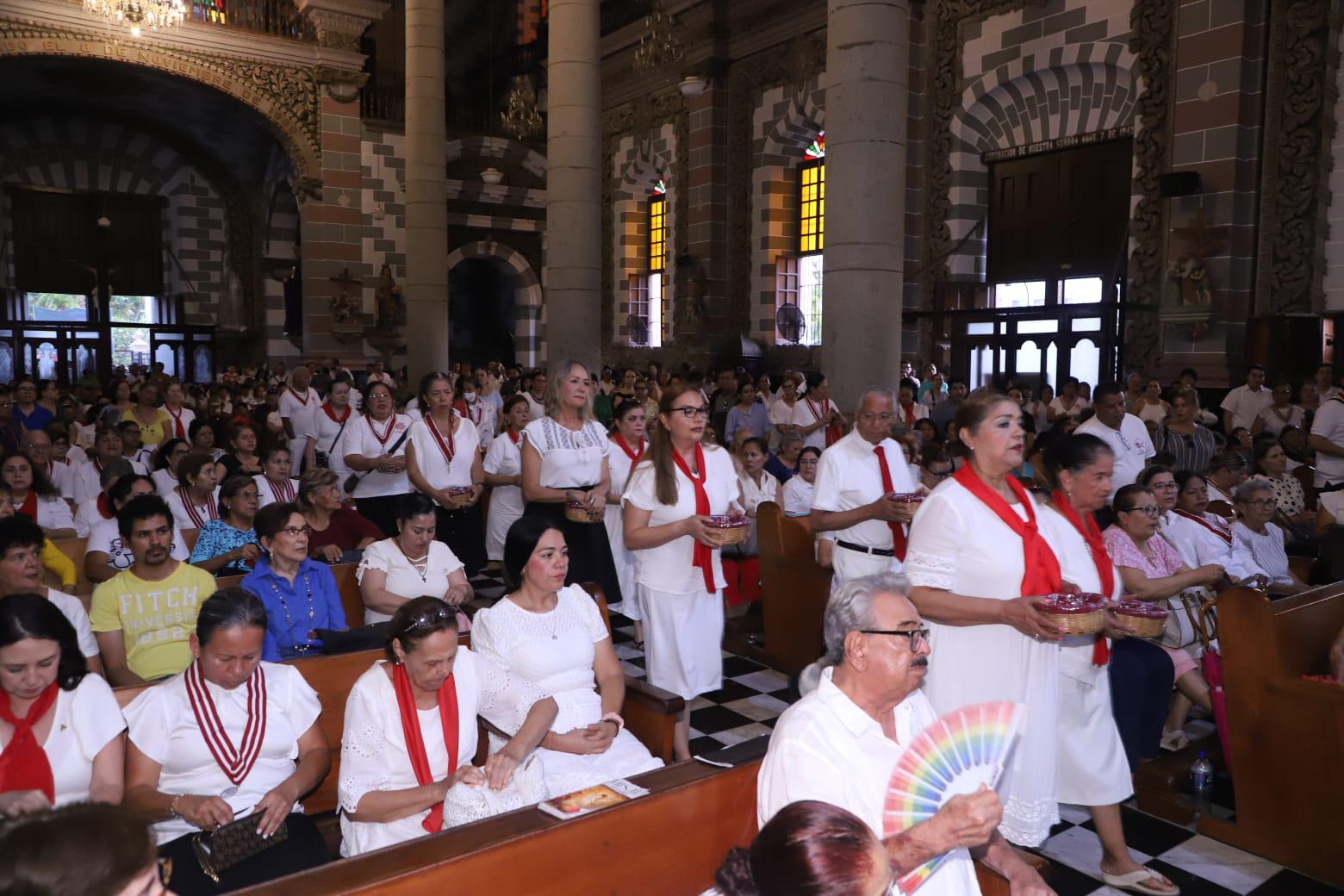 $!Celebra Iglesia Católica la procesión del Corpus Christi en Mazatlán