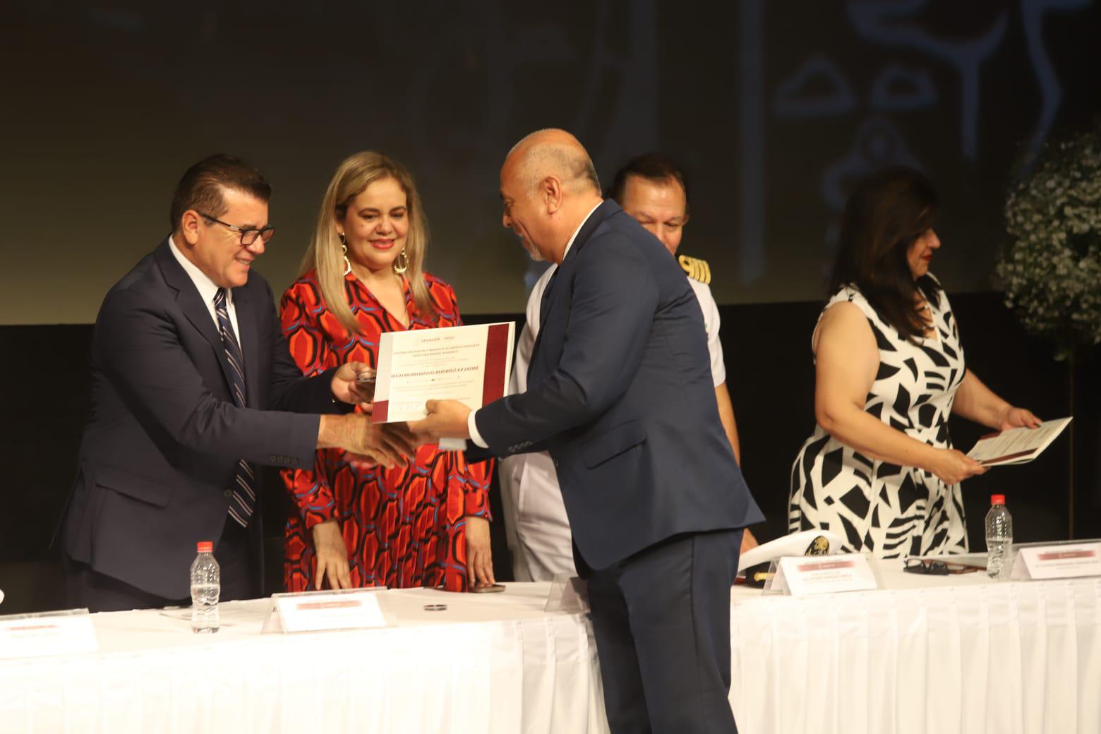 $!Los profesores además de la medalla y diploma, recibieron un incentivo en efectivo.