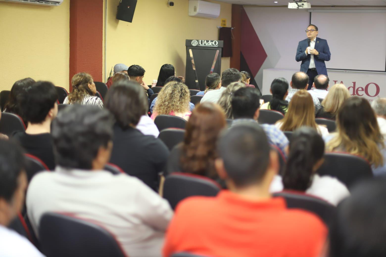 $!Pedro Flores Leal afirma que sí cuenta con el acta que lo ratifica como Rector de la UAdeO