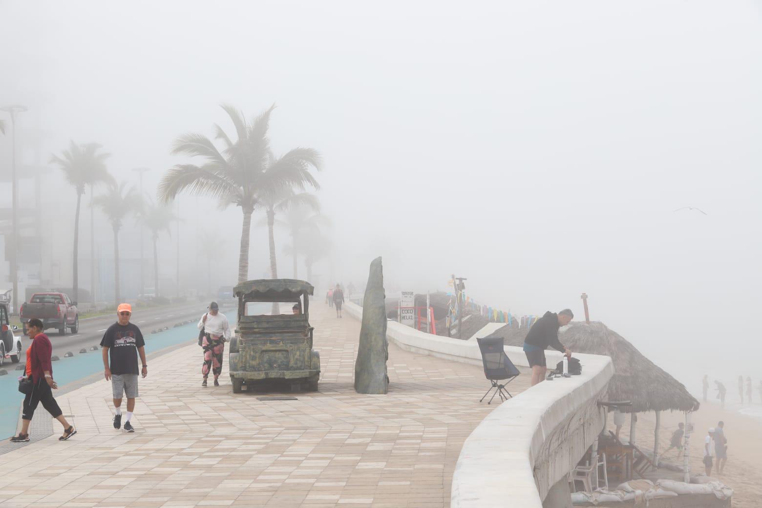 $!Amanece bahía de Mazatlán cubierta de niebla