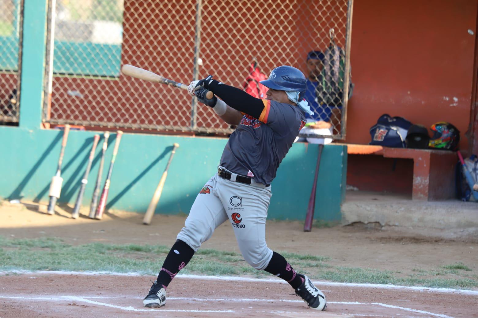 $!Familia Velarde empata semifinales de Liga de Beisbol Meseros