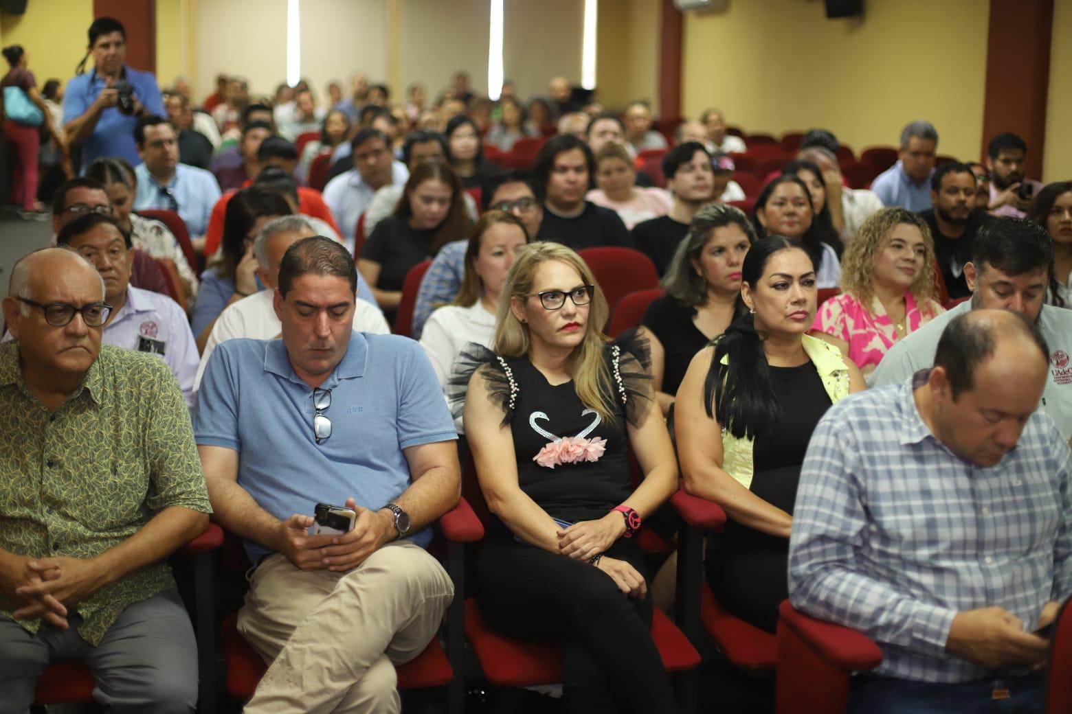 $!Pedro Flores Leal afirma que sí cuenta con el acta que lo ratifica como Rector de la UAdeO