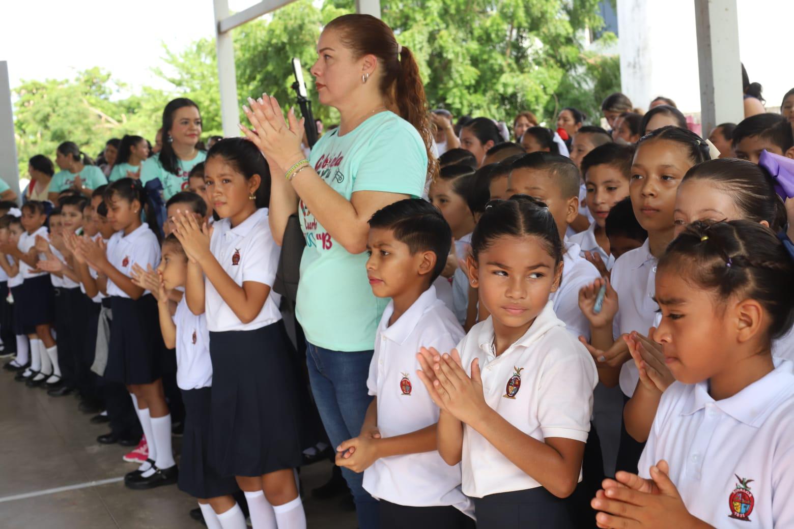 $!Arranca en Mazatlán el ciclo escolar con Lunes Cívico en la Primaria Renato Vega Amador