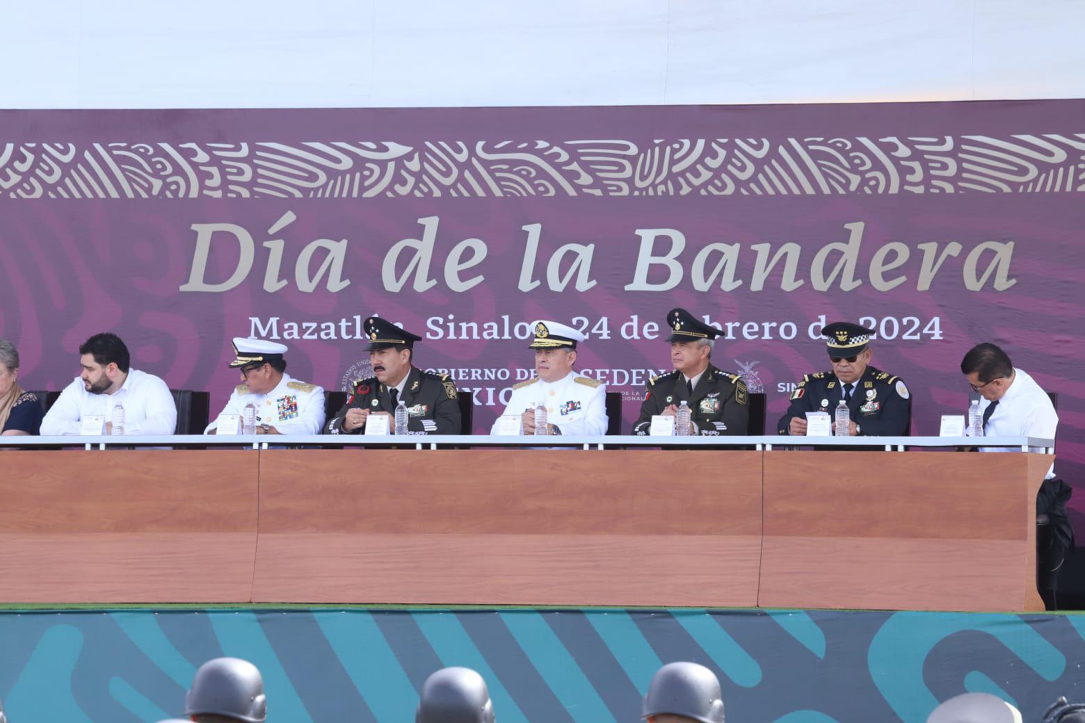 $!Encabeza AMLO celebración del Día de la Bandera en la Glorieta Sánchez Taboada de Mazatlán