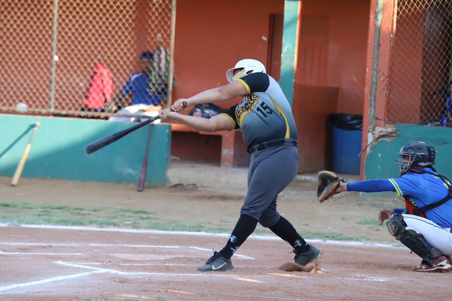 $!Familia Velarde empata semifinales de Liga de Beisbol Meseros