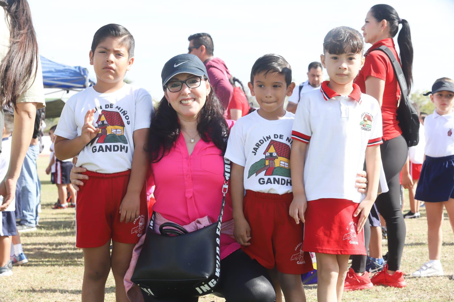 $!Mercedes López, directora del jardín de niños Gandi, Dariel Estrada, Dante Osuna y Luna Torres.