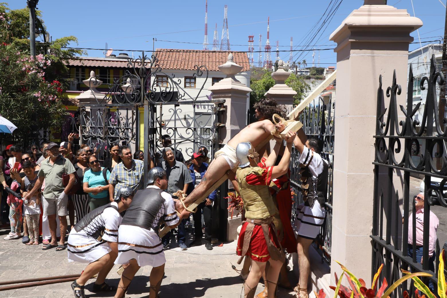 $!Escenifican el Viacrucis en el atrio de la Catedral de Mazatlán