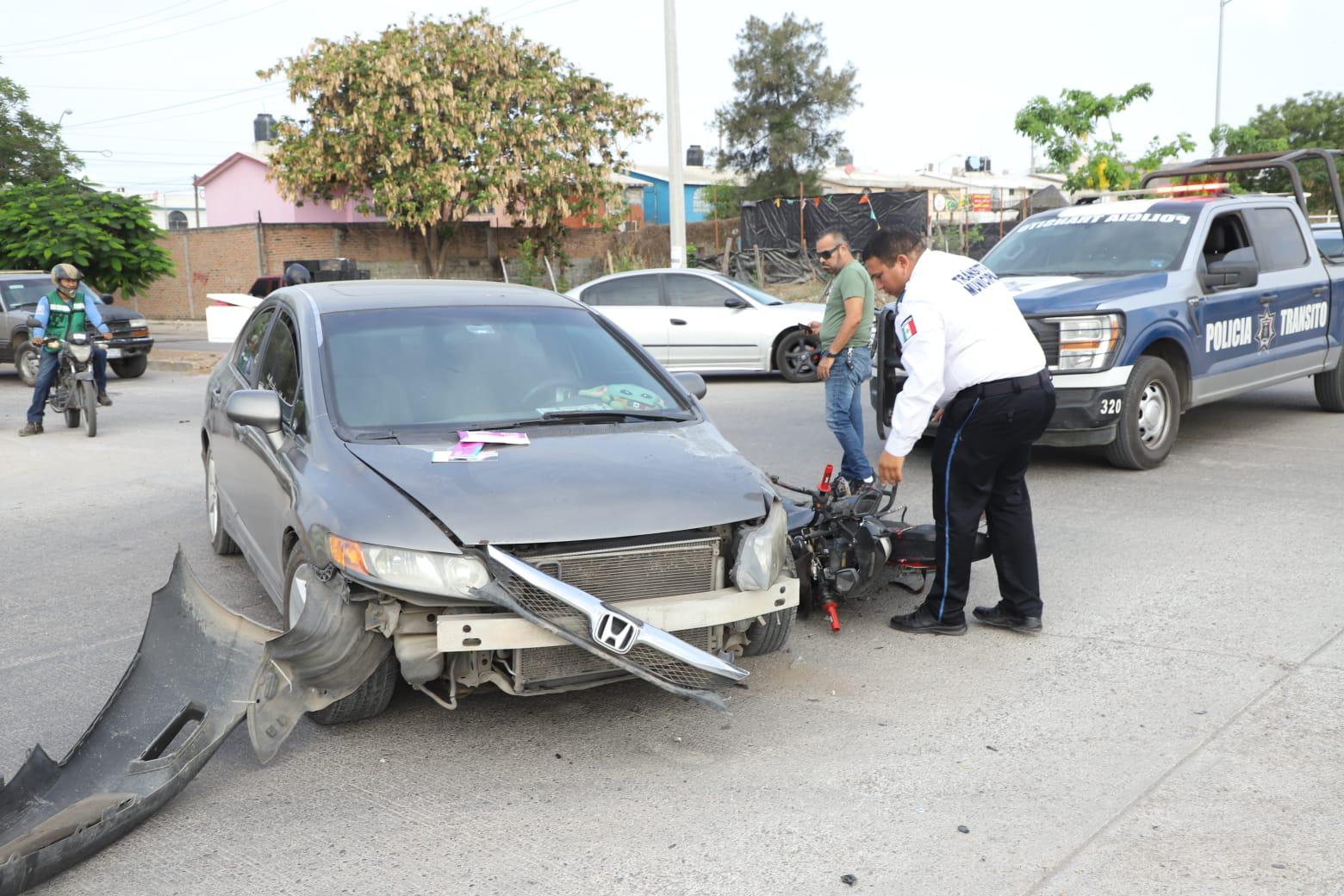 $!Chocan auto y moto en la Avenida Las Torres en Mazatlán; un lesionado