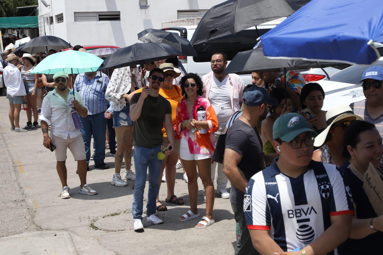 $!Soportan bajo el sol turno para votar en la casilla especial de Conapesca