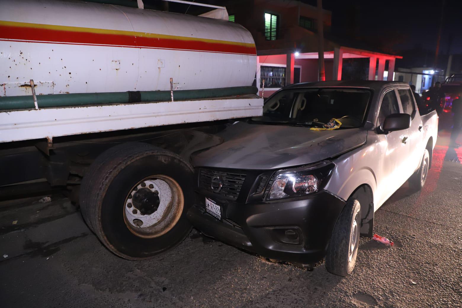 $!Camioneta choca contra pipa estacionada en Mazatlán